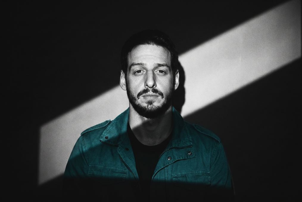 Retrato em preto e branco com feixe de luz
